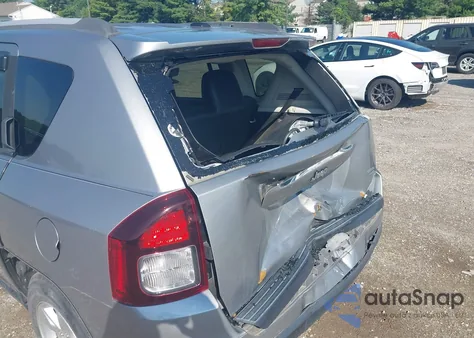 2016 Jeep Compass Latitude z USA, uszkodzony, nr VIN 1C4NJCEA5GD652010